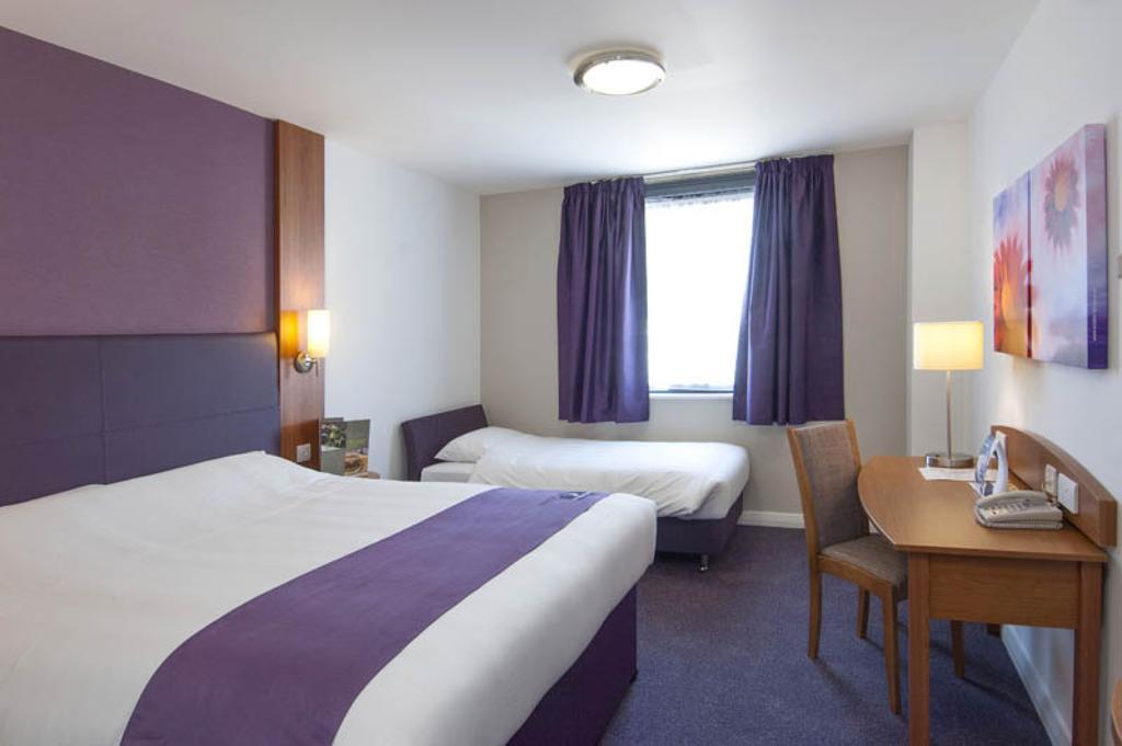 Premier Inn Epsom Central 객실 사진