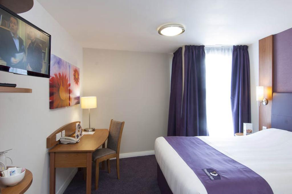 Premier Inn Epsom Central 객실 사진