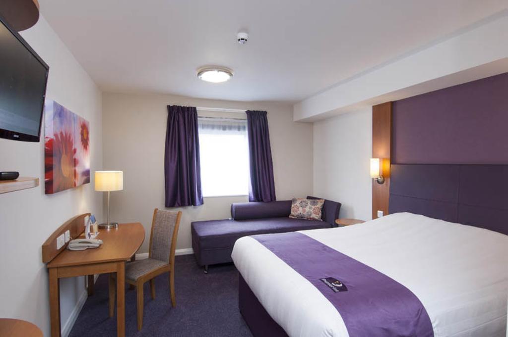 Premier Inn Epsom Central 객실 사진