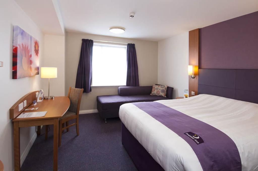 Premier Inn Epsom Central 객실 사진