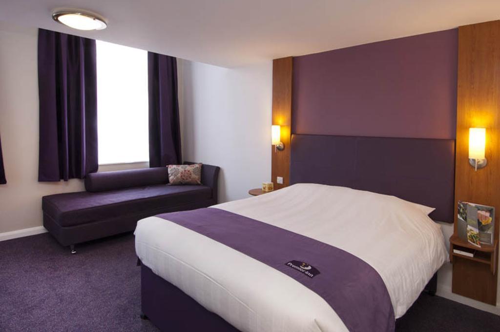 Premier Inn Epsom Central 객실 사진