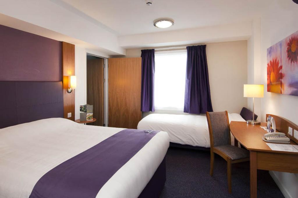 Premier Inn Epsom Central 객실 사진