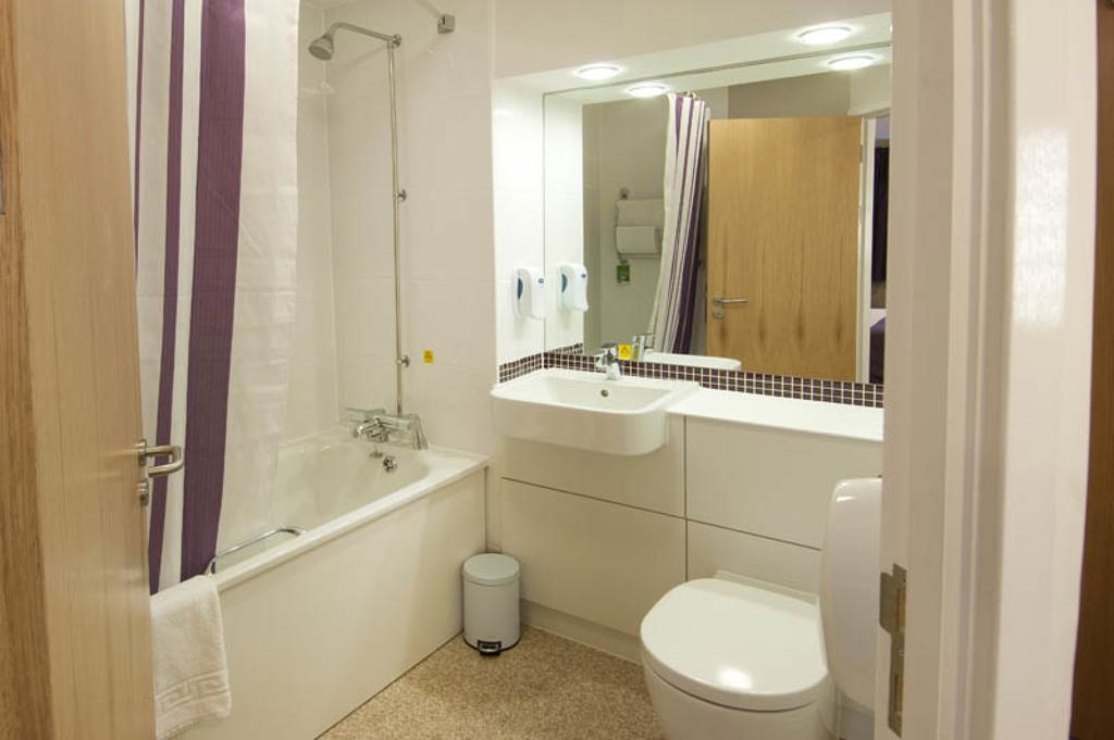 Premier Inn Epsom Central 객실 사진